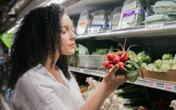 Românii caută disperați reduceri: Scumpirile alimentelor lovesc din greu