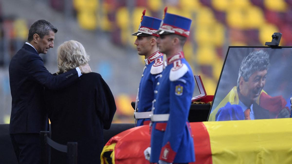 Mircea Lucescu, un nume gravat în istoria fotbalului românesc, a revenit pe un teren drag, Arena Națională, pentru un ultim omagiu