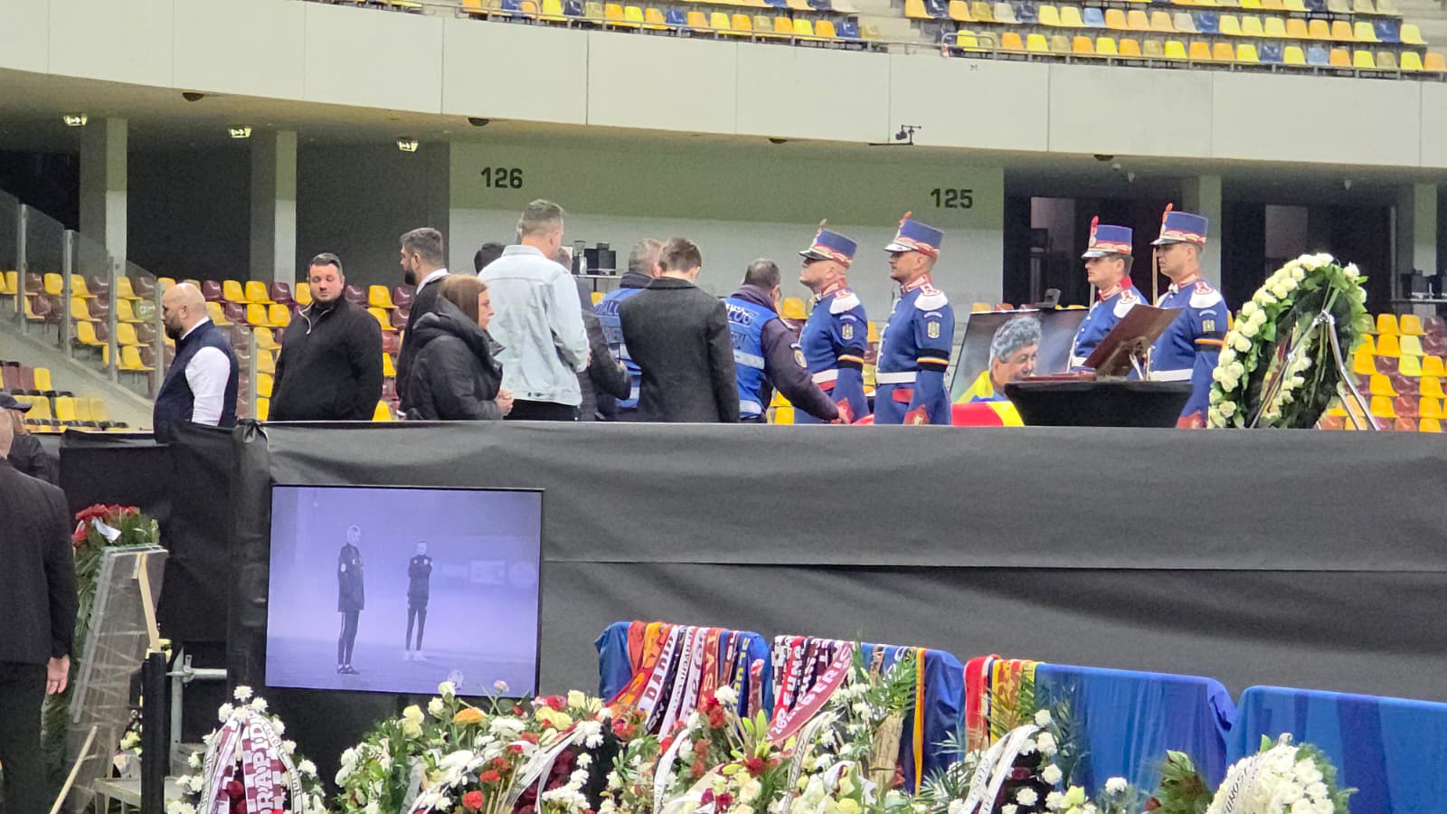 Cu lacrimi în ochi și emoție, jandarmii și cei care au asigurat paza la Arena Națională au fost ultimii care și-au luat rămas bun de la Mircea Lucescu