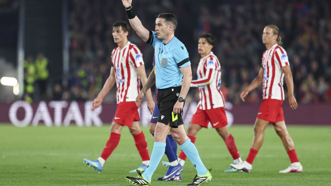O fază controversată din meciul Barcelona – Atletico Madrid, încheiat cu scorul de 0-2, a declanșat o furtună în mediul online, suporterii catalani exprimându-și furia față de o decizie a arbitrilor