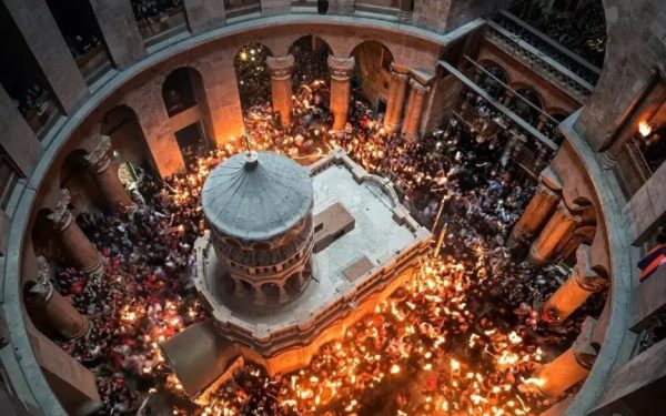 Cum ajunge Sfânta Lumină din zona de război în România