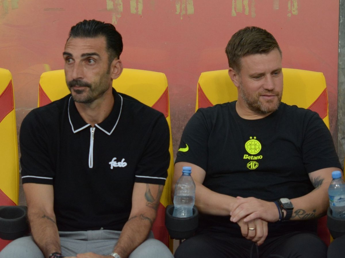 Tehnicianul cipriot Mihai Charalambous a fost surprins duminică la un meci din play-out-ul campionatului din Cipru, între Ethnikos Achnas și Anorthosis Famagusta, alimentând speculațiile despre un posibil nou pas în cariera sa de antrenor