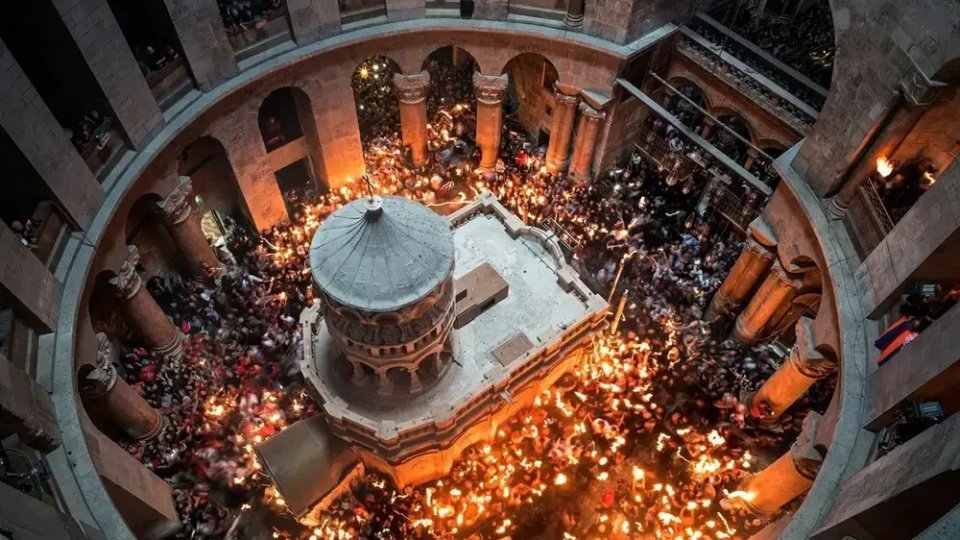 Cum ajunge Sfânta Lumină din zona de război în România