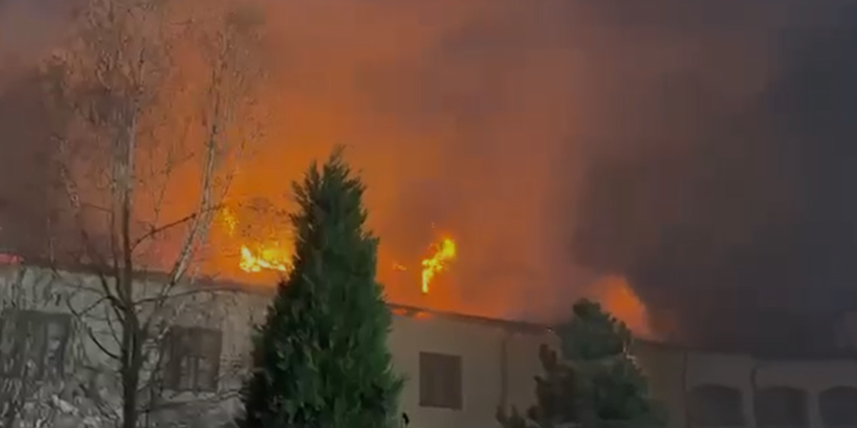 Incendiu devastator la Mănăstirea Bistrița din Vâlcea, zece autospeciale la fața locului