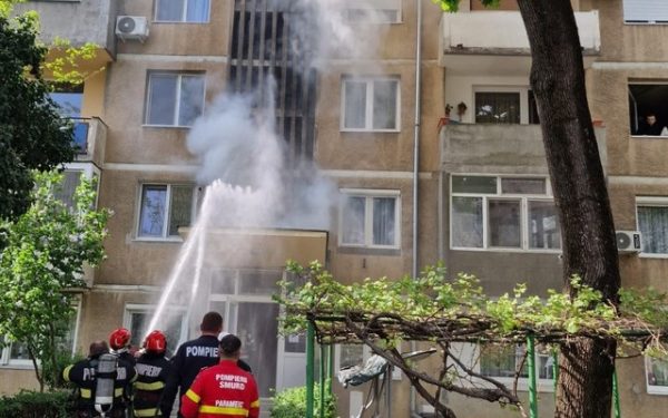 Incendiu puternic într-un bloc din Oradea: Zeci de oameni, evacuați de urgență!