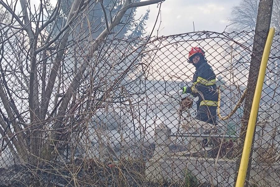 Incendiu în Cimitirul din Botoșani: Flacăra unei lumânări, posibilă cauză