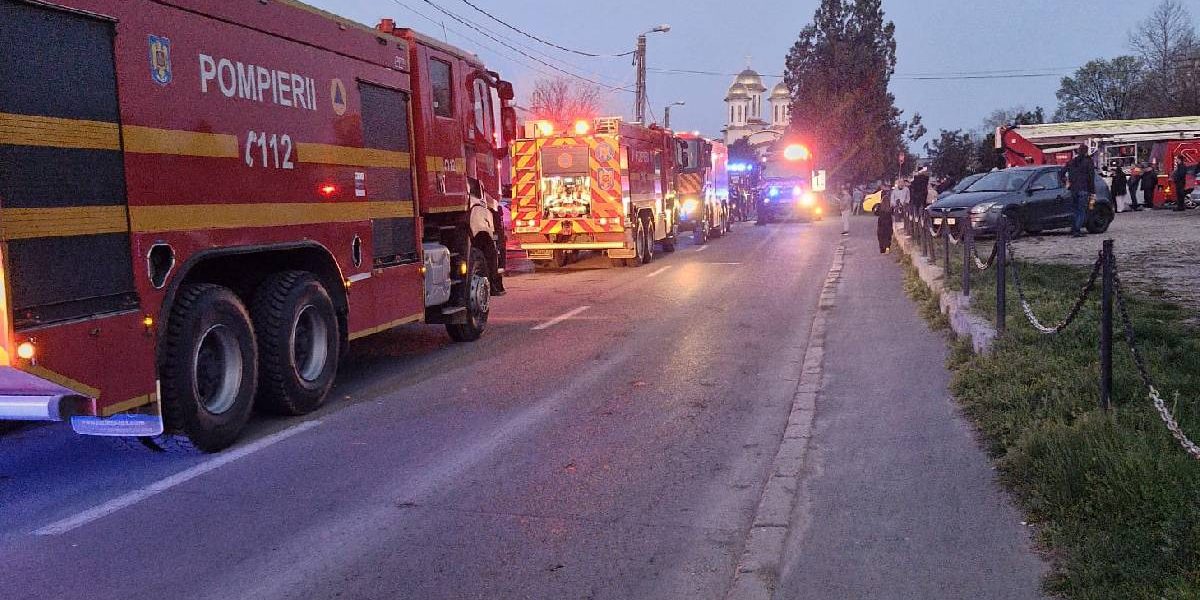 Scări inundate de fum la Constanța, după incendiul devastator