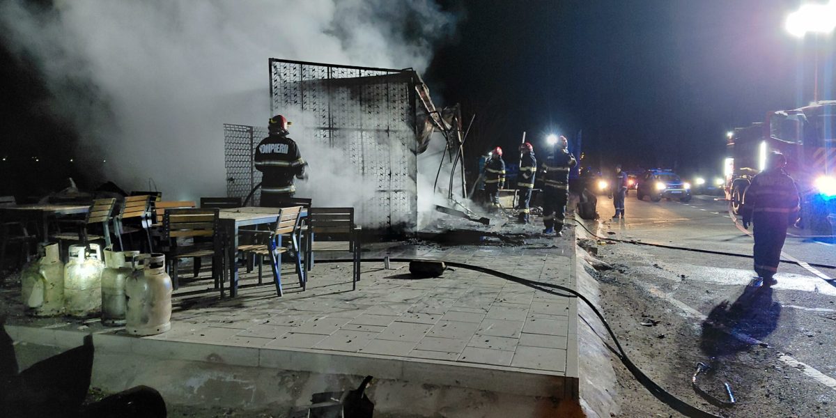 Incendiu masiv la un fast-food din Cluj, în toiul nopții