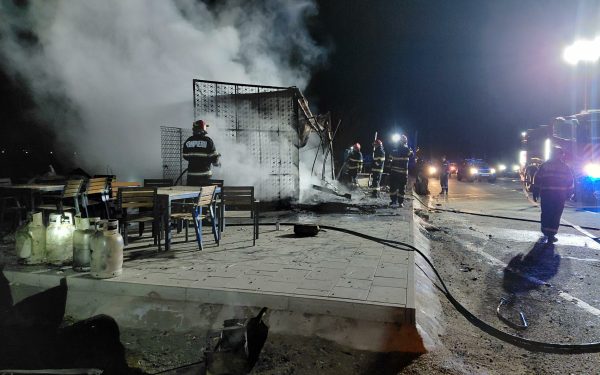 Incendiu masiv la un fast-food din Cluj, în toiul nopții