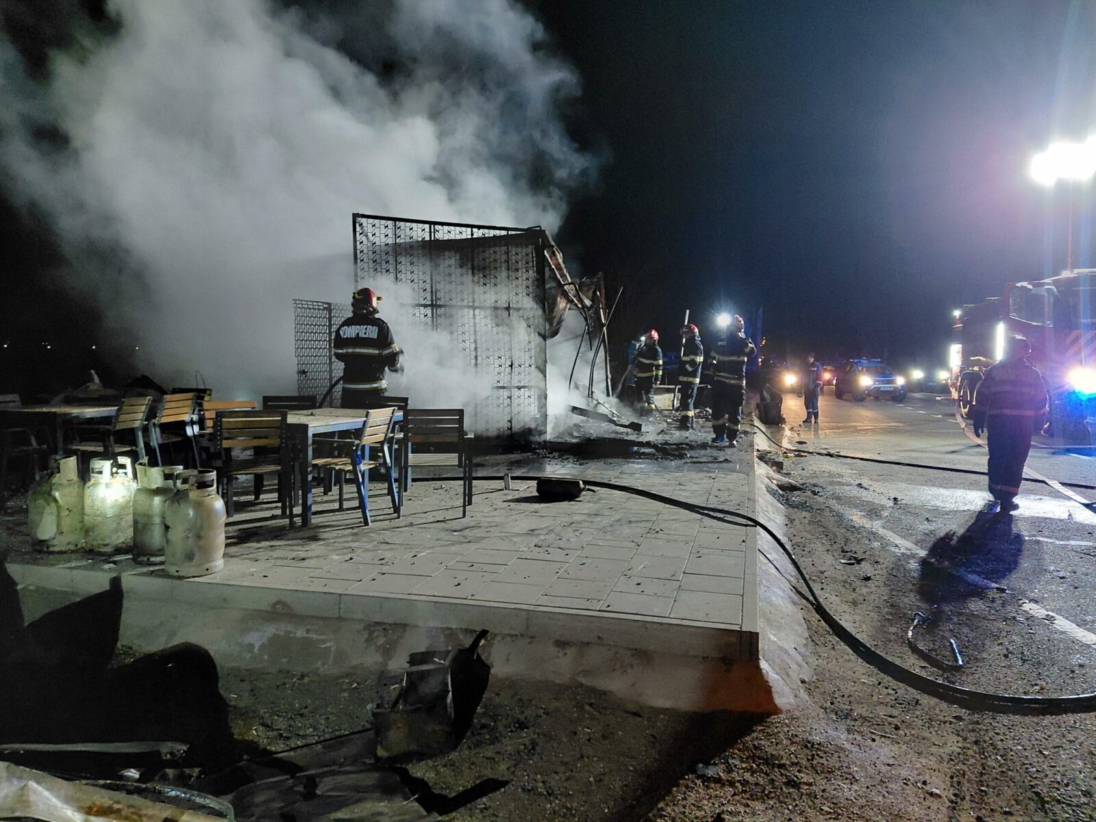 Incendiu masiv la un fast-food din Cluj, în toiul nopții