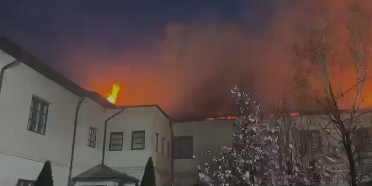 Foc puternic la Mănăstirea Bistrița: 10 autospeciale, mobilizate pentru salvare