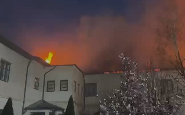 Foc puternic la Mănăstirea Bistrița: 10 autospeciale, mobilizate pentru salvare