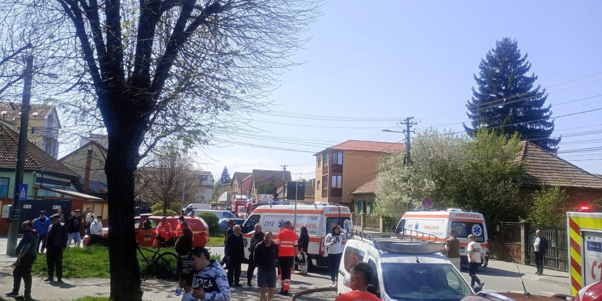 Incendiu în Sibiu: Peste 20 de oameni evacuați, trei victime la spital