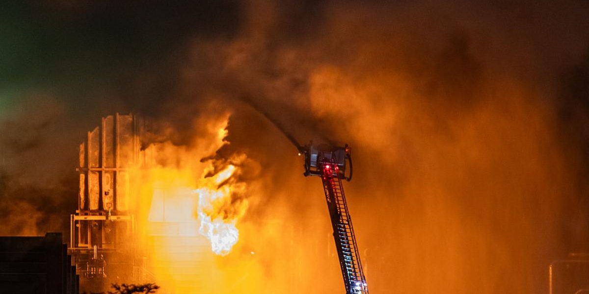 Incendiu major la o rafinărie din AUSTRALIA: 10% din combustibilul țării, în pericol