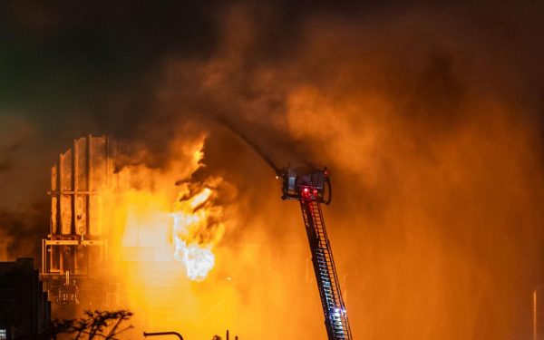 Incendiu major la o rafinărie din AUSTRALIA: 10% din combustibilul țării, în pericol