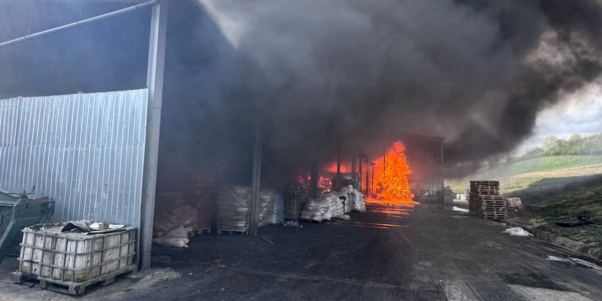 Incendiu violent în Sălaj: Hală în flăcări, fum dens și mesaj Ro-Alert