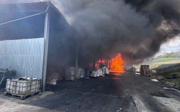 Incendiu violent în Sălaj: Hală în flăcări, fum dens și mesaj Ro-Alert