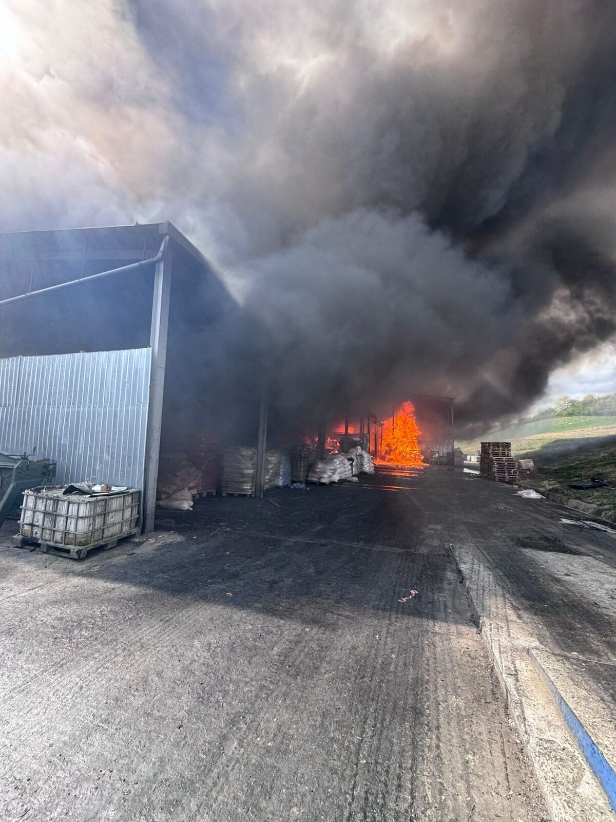 Incendiu violent în Sălaj: Hală în flăcări, fum dens și mesaj Ro-Alert