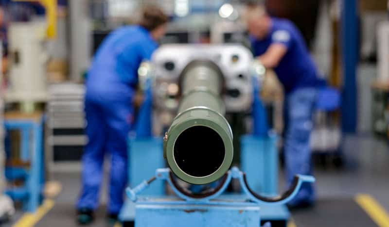 Reprezentanții industriei naționale de apărare lansază un apel pentru un proiect național de relansare și dezvoltare a capacităților productive, în contextul noilor amenințări regionale Proiectul vizează modernizarea fabricilor existente, stimularea producției locale și atragerea investițiilor strategice Industria națională de apărare cere sprijin guvernamental pentru relansarea capacităților de producție Reprezentanții industriei de apărare din România au făcut un apel public pentru crearea unui proiect național care să stimuleze relansarea și dezvoltarea bazei industriale militare