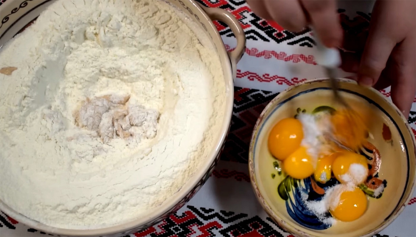 Cozonacul, unul dintre cele mai iubite și simbolice preparate tradiționale românești, rămâne totodată una dintre cele mai dificil de realizat