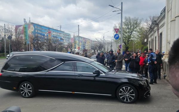 Înmormântare Mircea Lucescu: Cortegiul funerar a ajuns la Bellu. Salve de tun, imnul de stat