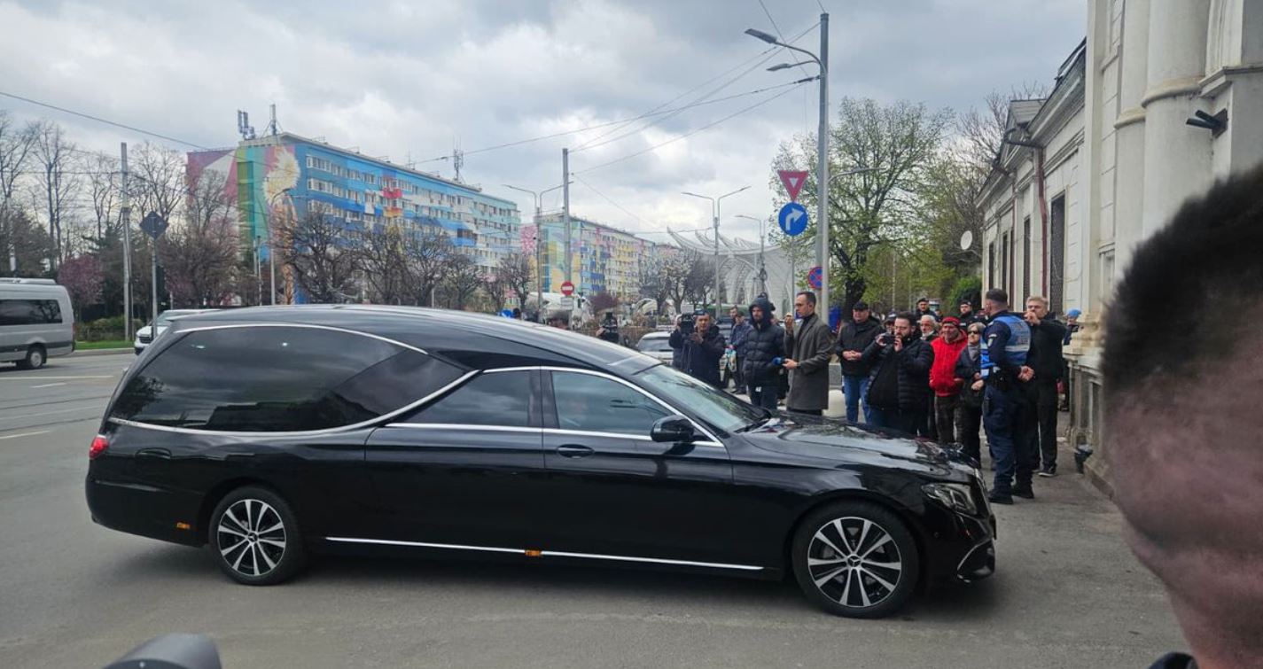 Înmormântare Mircea Lucescu: Cortegiul funerar a ajuns la Bellu. Salve de tun, imnul de stat