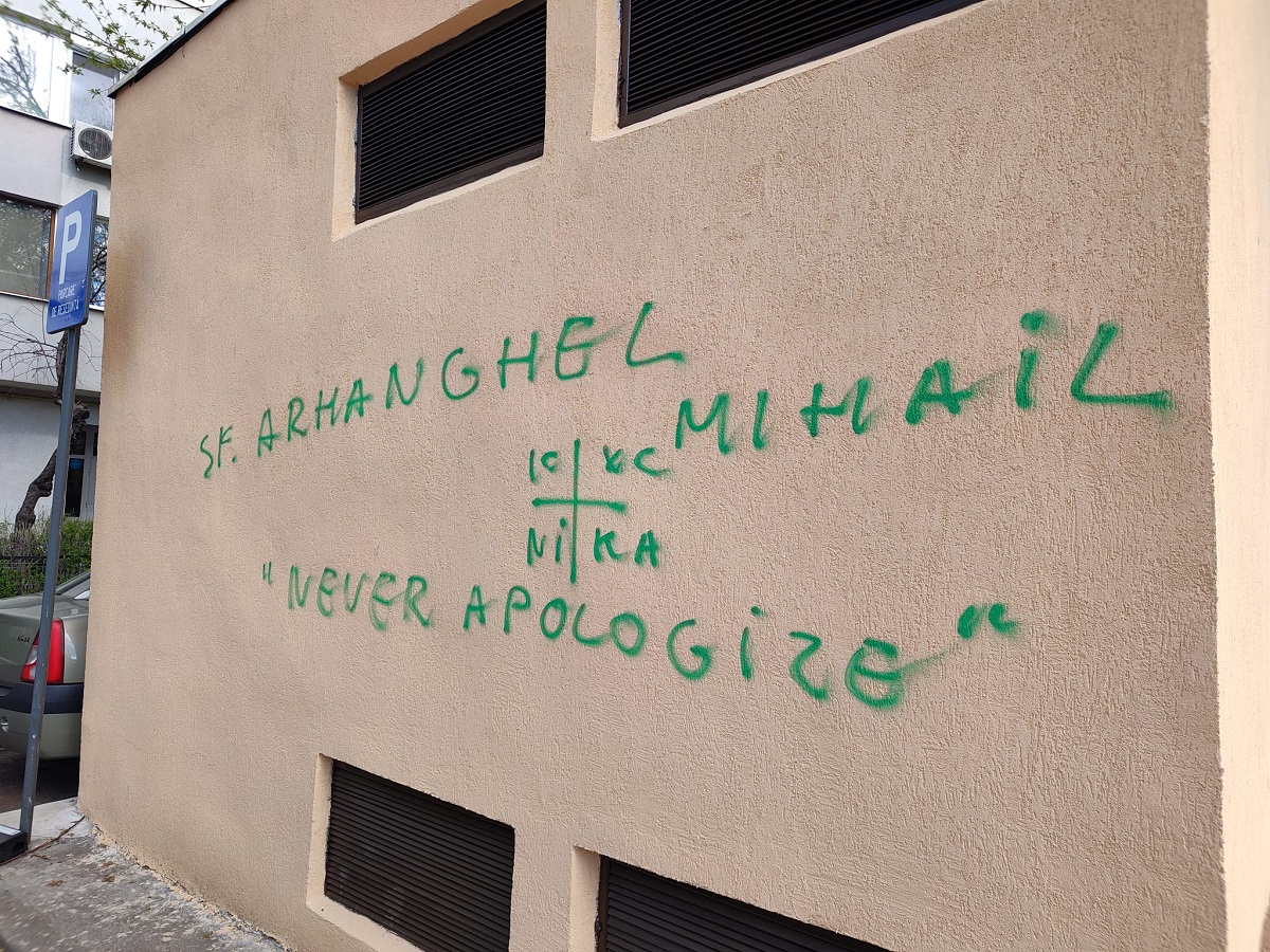 Pe zidurile clădirilor din București au apărut recent mesaje cu tentă neolegionară, atrăgând atenția asupra unei posibile revigorări a simbolurilor și ideilor asociate Gărzii de Fier