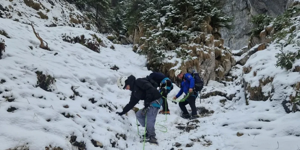 Recuperare ÎNFĂPTUITĂ în Piatra Craiului: Doi turiști, salvați după o intervenție dificilă