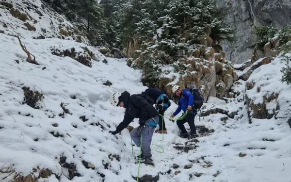 Recuperare ÎNFĂPTUITĂ în Piatra Craiului: Doi turiști, salvați după o intervenție dificilă