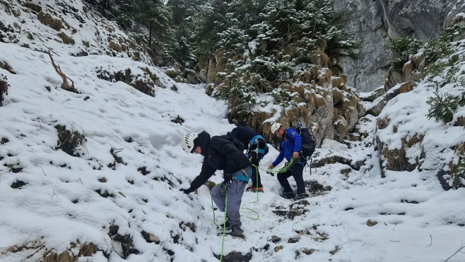 Recuperare ÎNFĂPTUITĂ în Piatra Craiului: Doi turiști, salvați după o intervenție dificilă