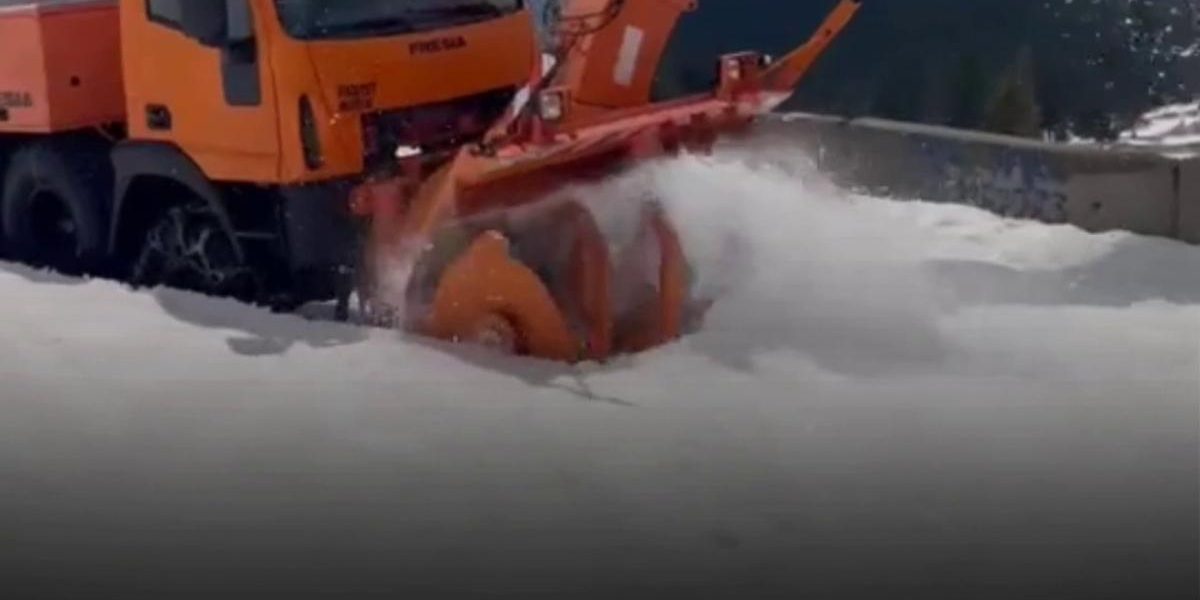 Deszăpezire URGENTĂ pe Transalpina: Se redă circulația rutieră