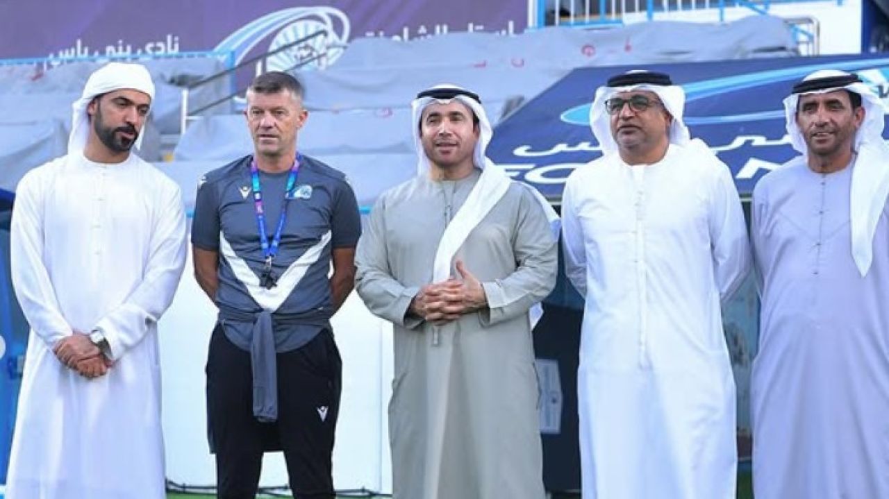 Fostul secund al naționalei de fotbal a României, ISAILA Emirate, a fost numit oficial antrenor principal al clubului libanez Baniyas.”,”Fostul asistent tehnic al echipei naționale, cunoscut pentru experiența sa în antrenorat și pentru colaborarea strânsă cu selecționerii din România, revine în lumina reflectoarelor după o perioadă de activitate mai discretă