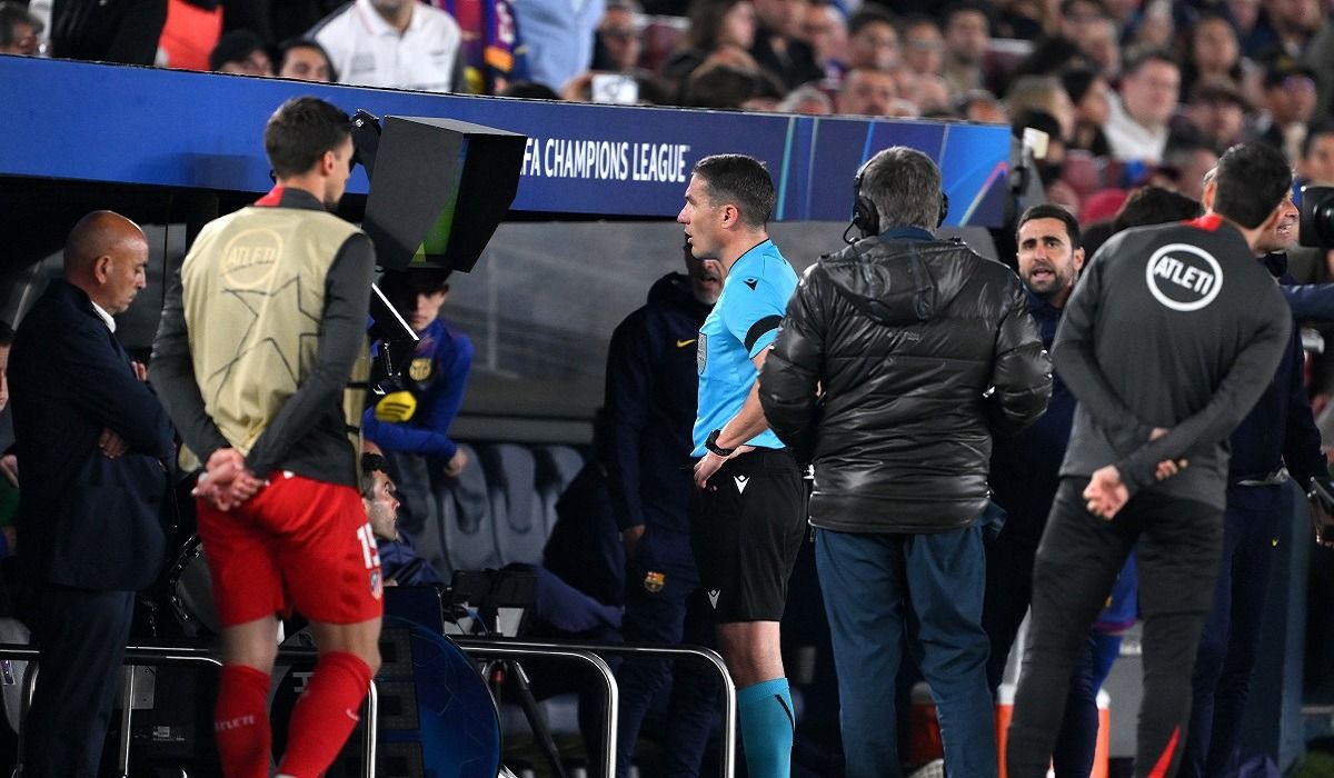 Controversă la Barcelona: Istvan Kovacs, în centrul atenției Arbitrul român Istvan Kovacs a fost figura centrală a unei dispute aprinse în timpul meciului Barcelona – Atletico Madrid, contând pentru prima manșă a semifinalelor Ligii Campionilor