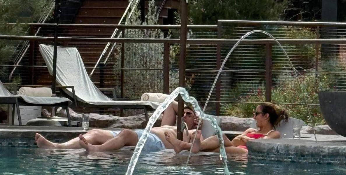 Jurnalista și antrenorul, surprinși la piscină: Amândoi cu verighete