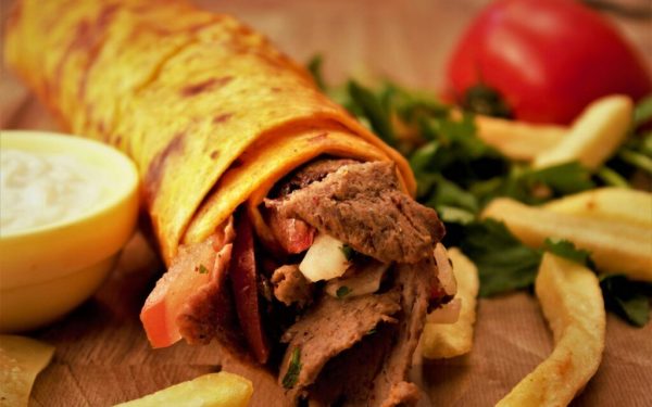 Bărbat, jecmănit la kebab: A plătit 1.700 de euro! Scena-șoc în România