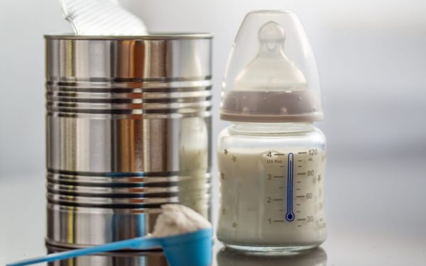 Cum alegi laptele praf potrivit pentru bebeluș? Ghid util pentru părinți