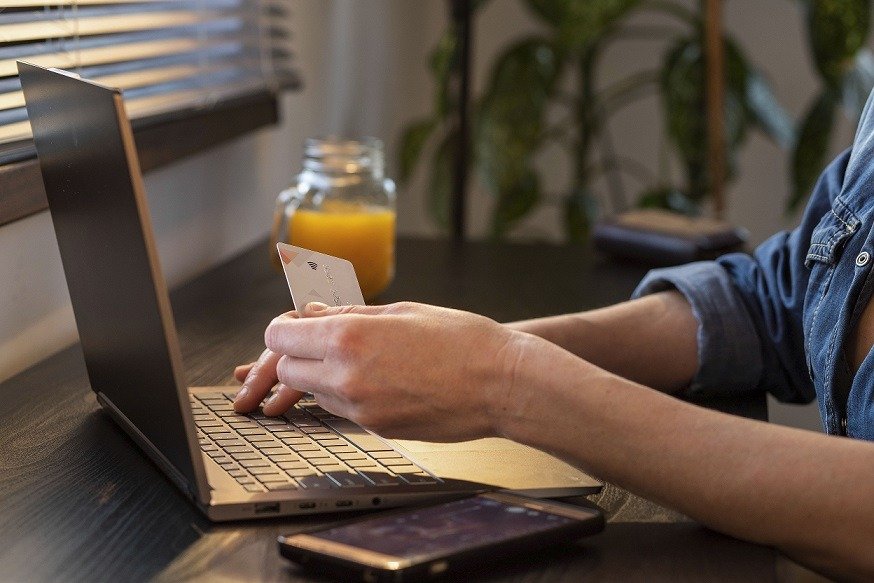 Prim-ministrul Thailandei, Anutin Charnvirakul, a anunțat luni extinderea măsurilor de economisire a energiei în toate instituțiile guvernamentale, invocând riscul unei crize energetice cauzate de incertitudinea aprovizionării generate de războiul din Orientul Mijlociu