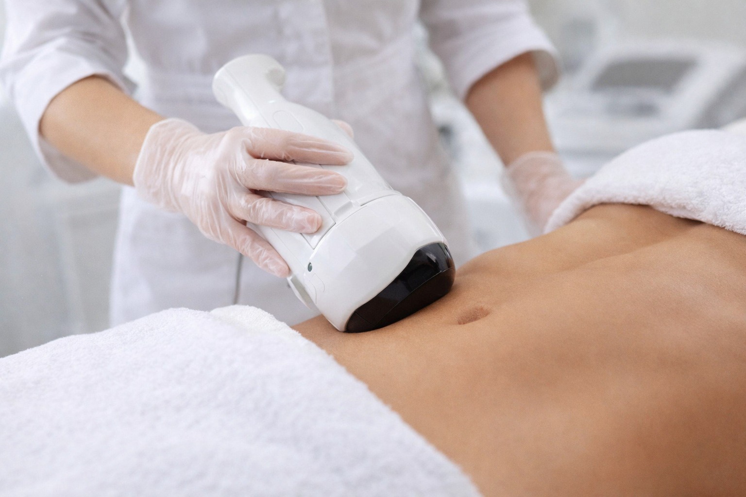 Reducerea grăsimii localizate fără bisturiu și anestezie, o realitate clinică Reducerea grăsimii localizate fără intervenție chirurgicală sau anestezie devine, în sfârșit, o opțiune concretă pentru persoanele interesate de conturarea corporală