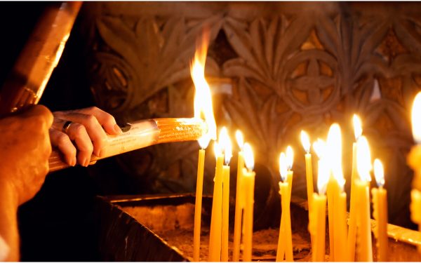 Ce faci cu Lumina Sfântă după slujbă și ce semnifică cu adevărat