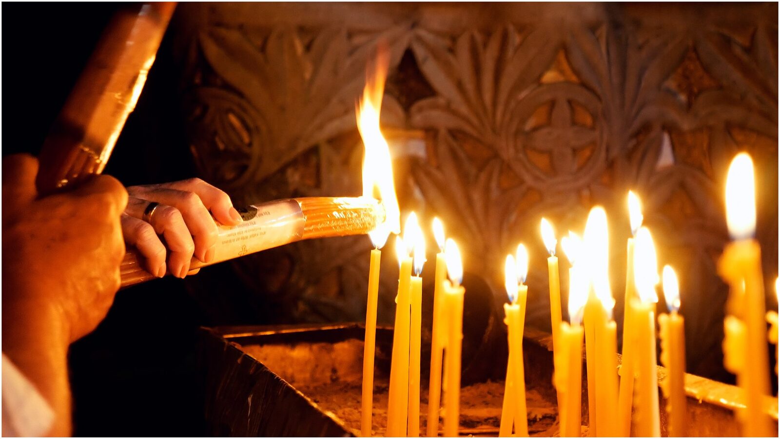 Ce faci cu Lumina Sfântă după slujbă și ce semnifică cu adevărat