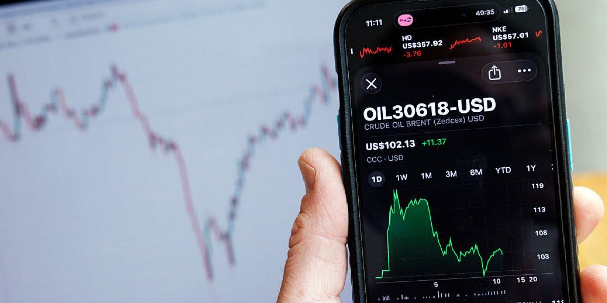 Petrolul, din nou peste 100 de dolari? Închiderea Strâmtorii Ormuz trezește coșmarul scumpirii