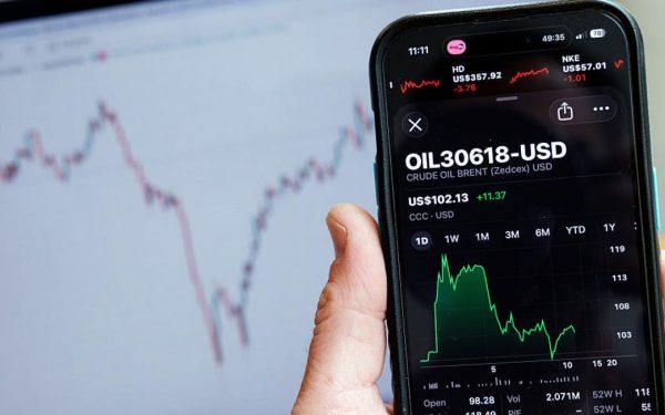 Petrolul, din nou peste 100 de dolari? Închiderea Strâmtorii Ormuz trezește coșmarul scumpirii