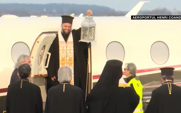 Lumina Sfântă a ajuns în România: „Ea deschide calea spre adevăr și libertate” (VIDEO)