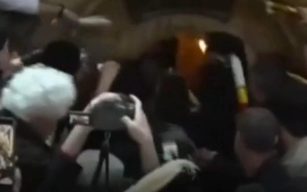 Lumina Sfântă a reapărut la Ierusalim: Minune la Biserica Sfântul Mormânt