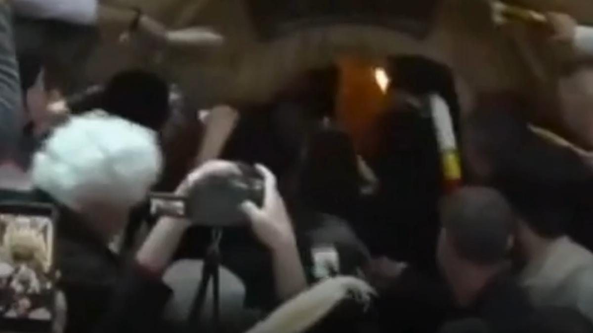Lumina Sfântă a reapărut la Ierusalim: Minune la Biserica Sfântul Mormânt