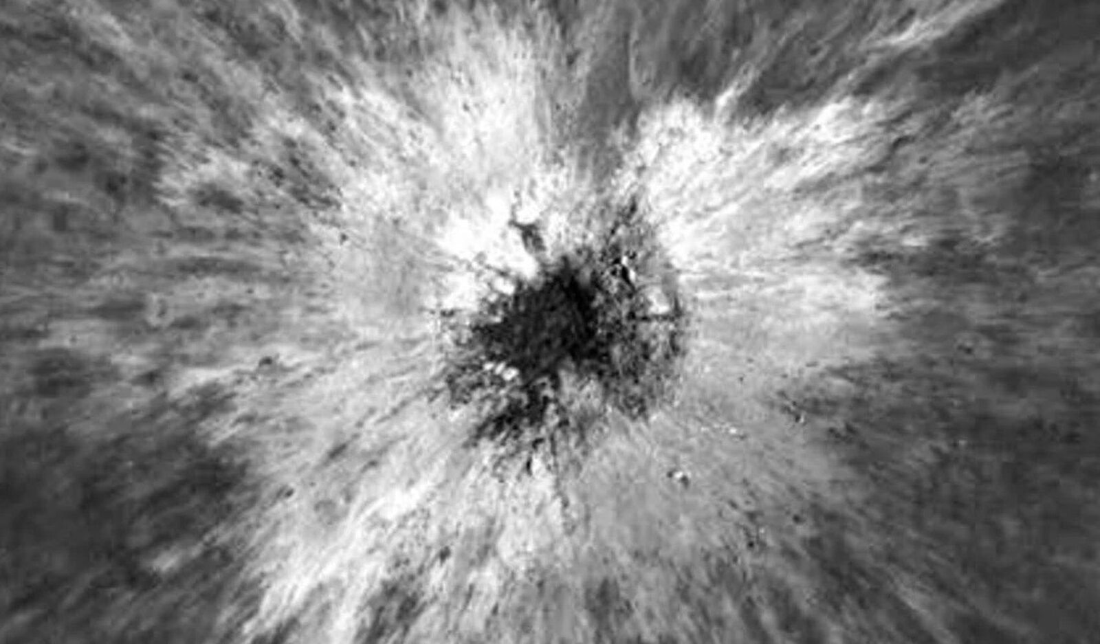 Nou crater pe Lună, de 225 metri, fotografiat de NASA