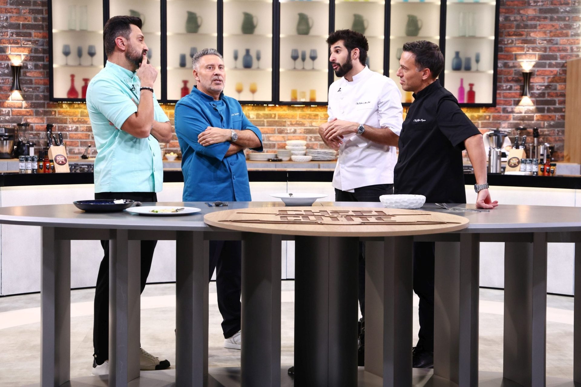 Cei patru chefi de la Chefi la cuțite se întrec pentru ultima amuletă a sezonului 17