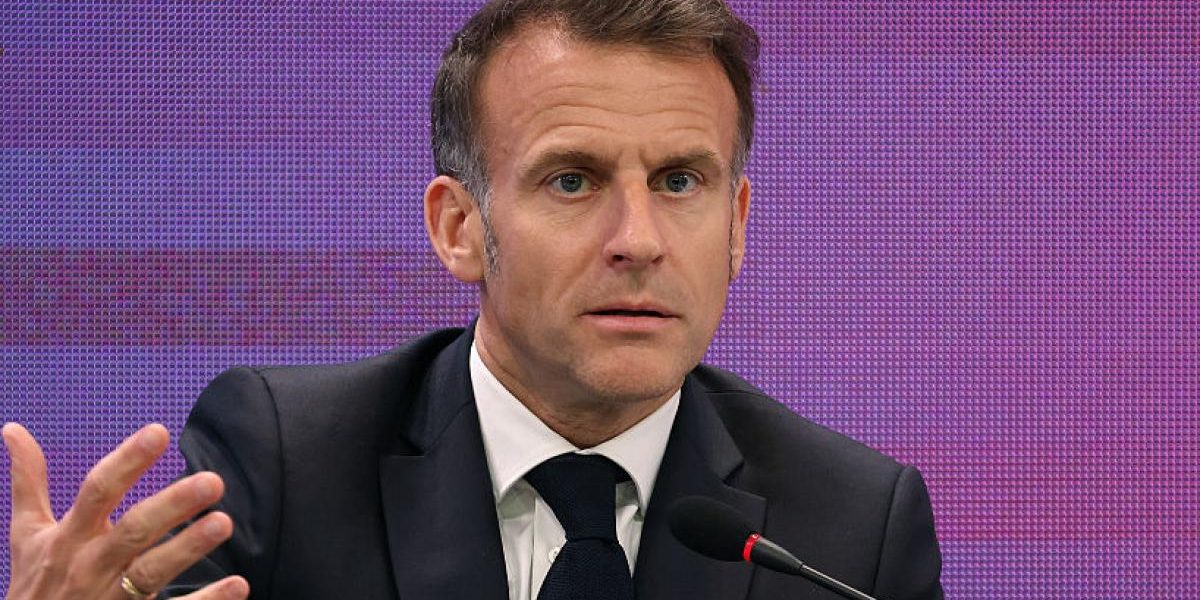 Macron: O zi lunară fără telefon pentru adolescenți și mai multă lectură