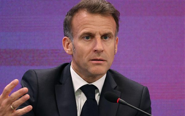 Macron: O zi lunară fără telefon pentru adolescenți și mai multă lectură