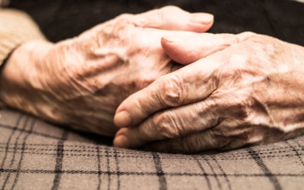 Pensionară, țepuită cu 200.000 de euro de „amici” falși, în Italia